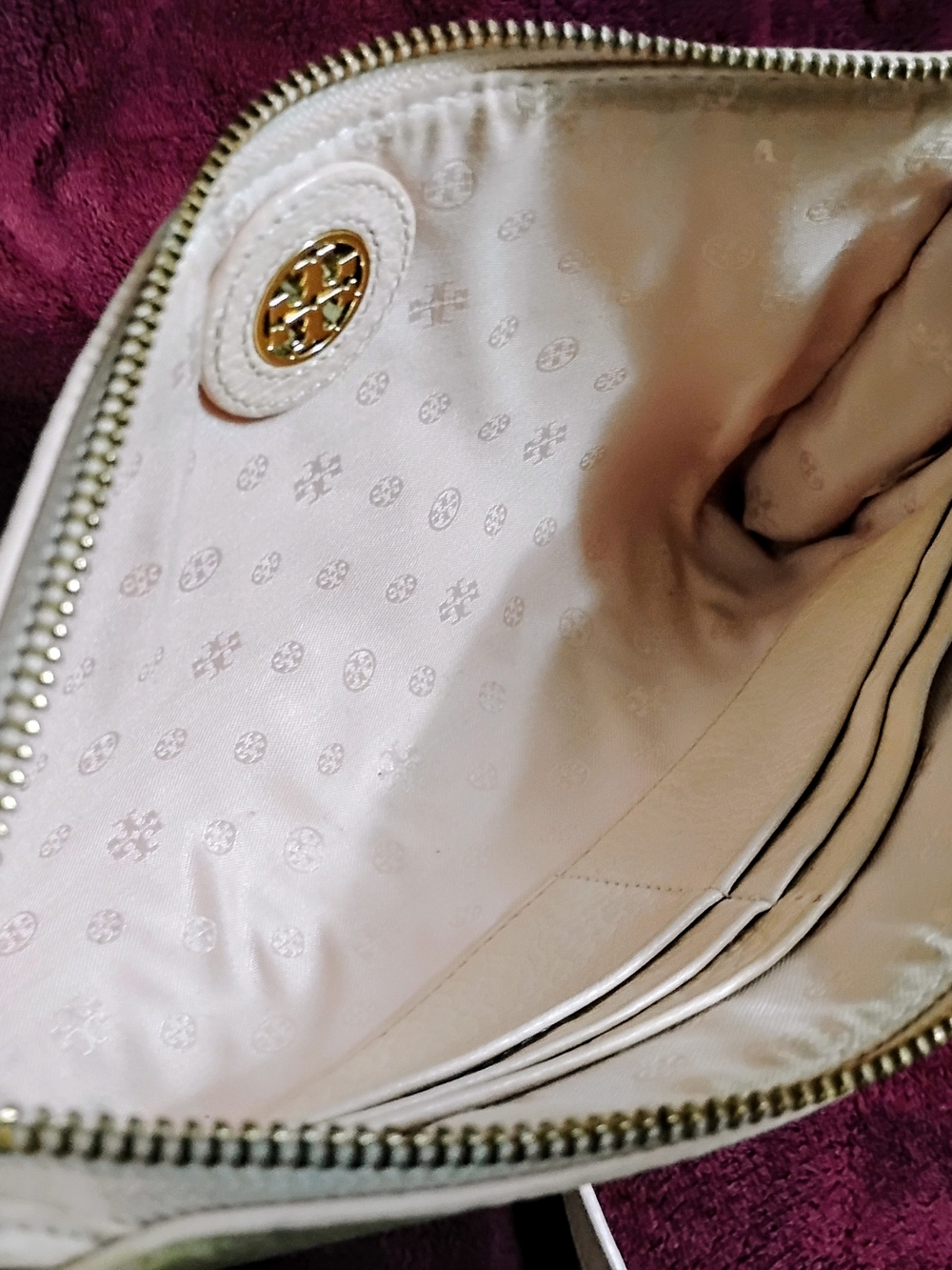 Tory Burch Cream Pebbled Leather Crossbody Bag with Gold Logo - Picture 7 of 8
